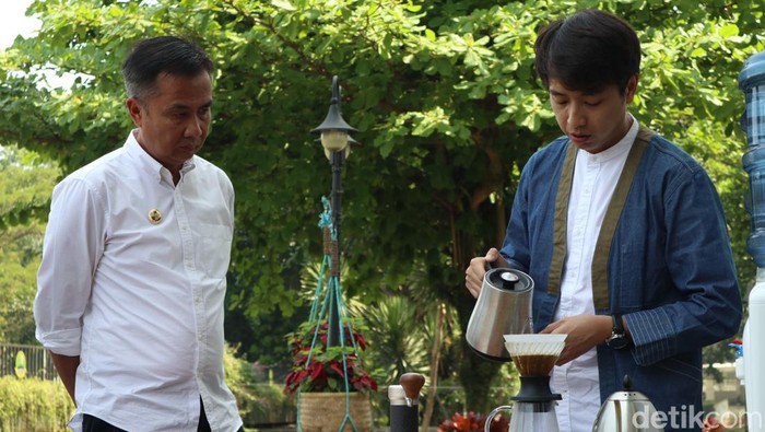 Ryan Wibawa saat mempresentasikan kopi ekselsa ke Pj Gubernur Jabar