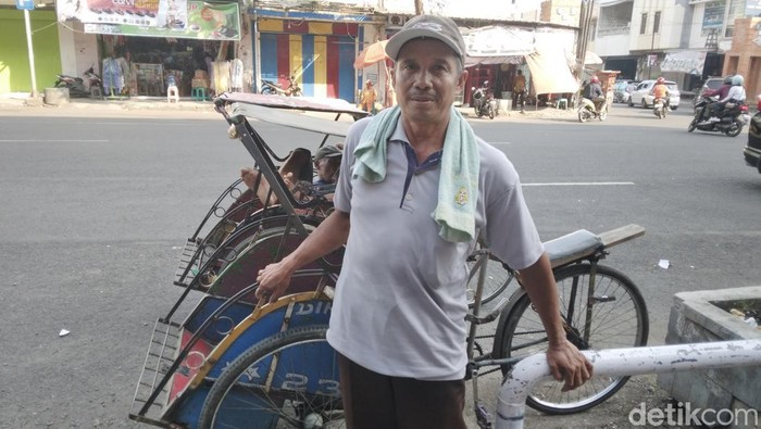 Sanirah, penarik becak di Pasar Balong, Kota Cirebon.