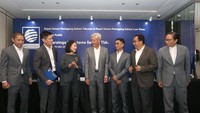 (Ki-ka ) Direktur Investasi PT Saratoga Investama Sedaya Tbk (SRTG) Devin Wirawan, Presiden Direktur SRTG Michael William P. Soeryadjaya, Direktur Keuangan SRTG Lany D. Wong, Presiden Komisaris SRTG Edwin Soeryadjaya, Komisaris Independen SRTG Sidharta Utama, Komisaris Independen SRTG Anangga W. Roosdiono, dan Komisaris SRTG Indra Cahya Uno dalam Rapat Umum Pemegang Saham Tahunan dan Luar Biasa PT Saratoga Investama Sedaya Tbk (SRTG) yang digelar di Jakarta, pada Kamis (16/5/2024). 