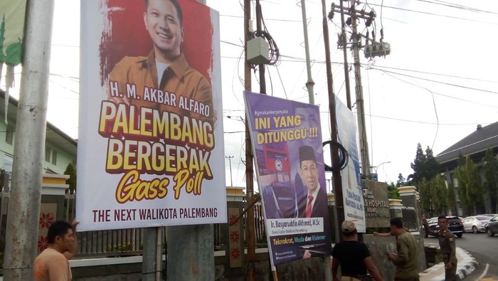 Satpol PP Kota Palembang turunkan APK Bacawako Palembang yang langgar aturan.
