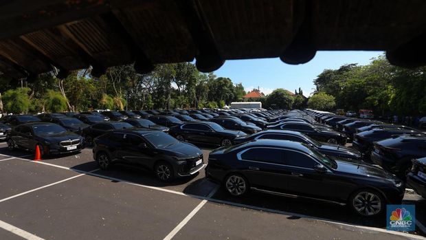 Sejumlah mobil listrik terparkir di area Central Parkir ITDC Nusa Dua, Badung, Bali, Kamis (16/5/2024). (CNBC Indonesia/Faisal Rahman)