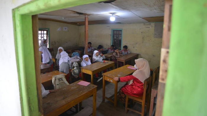 Sejumlah siswa bersiap mengikuti pelajaran di gedung sekolah pinjaman di Nagari Koto Tuo, Agam, Sumatera Barat, Kamis (16/5/2024). Siswa SD 03 Koto Tuo terpaksa menumpang di gedung sekolah MDA karena sekolah mereka hancur akibat banjir bandang pada Sabtu (11/5). ANTARA FOTO/Iggoy el Fitra/tom.