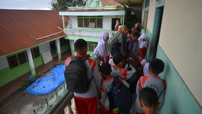 Sejumlah siswa bersiap mengikuti pelajaran di gedung sekolah pinjaman di Nagari Koto Tuo, Agam, Sumatera Barat, Kamis (16/5/2024). Siswa SD 03 Koto Tuo terpaksa menumpang di gedung sekolah MDA karena sekolah mereka hancur akibat banjir bandang pada Sabtu (11/5).  ANTARA FOTO/Iggoy el Fitra/tom.