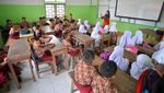 Sekolahnya Hancur, Siswa di Agam Menumpang Belajar ke SD Lain