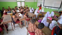 Banjir bandang itu mengakibatkan sejumlah bangunan dan fasilitas umum di kampung tersebut hancur.  