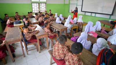 Sekolahnya Hancur, Siswa di Agam Menumpang Belajar ke SD Lain