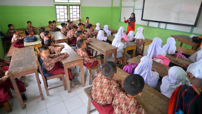 Sejumlah siswa bersiap mengikuti pelajaran di gedung sekolah pinjaman di Nagari Koto Tuo, Agam, Sumatera Barat, Kamis (16/5/2024). Siswa SD 03 Koto Tuo terpaksa menumpang di gedung sekolah MDA karena sekolah mereka hancur akibat banjir bandang pada Sabtu (11/5). ANTARA FOTO/Iggoy el Fitra/tom.