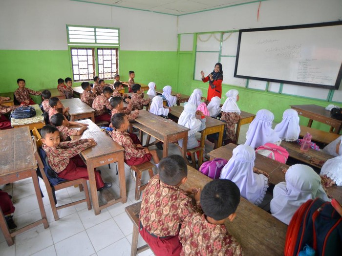 Sejumlah siswa bersiap mengikuti pelajaran di gedung sekolah pinjaman di Nagari Koto Tuo, Agam, Sumatera Barat, Kamis (16/5/2024). Siswa SD 03 Koto Tuo terpaksa menumpang di gedung sekolah MDA karena sekolah mereka hancur akibat banjir bandang pada Sabtu (11/5).  ANTARA FOTO/Iggoy el Fitra/tom.