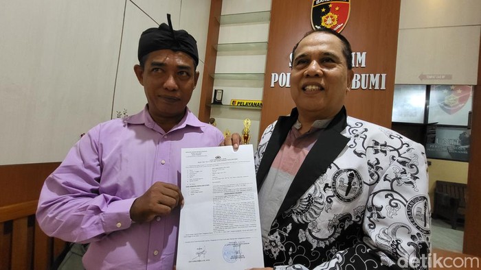 Sekretaris PGRI Kabupaten Sukabumi Asep Nurahman menunjukan bukti pelaporan ke Polres Sukabumi