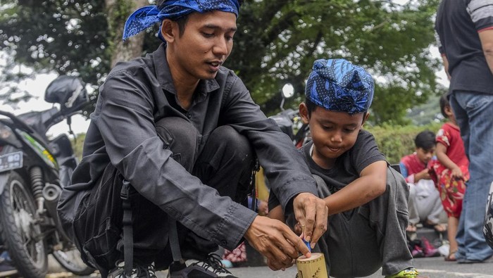 Sejumlah anak bermain gasing di Rangkasbitung, Lebak, Banten, Kamis (16/5/2024).  Pengenalan permainan tradisional tersebut bertujuan untuk mengedukasi anak-anak tentang permainan tradisional khas Indonesia sekaligus mengajak masyarakat untuk melestarikan permainan tersebut. 
ANTARA FOTO/Muhammad Bagus Khoirunas/nz