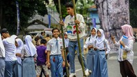 Sejumlah siswa sekolah bermain egrang di Rangkasbitung, Lebak, Banten, Kamis (16/5/2024).