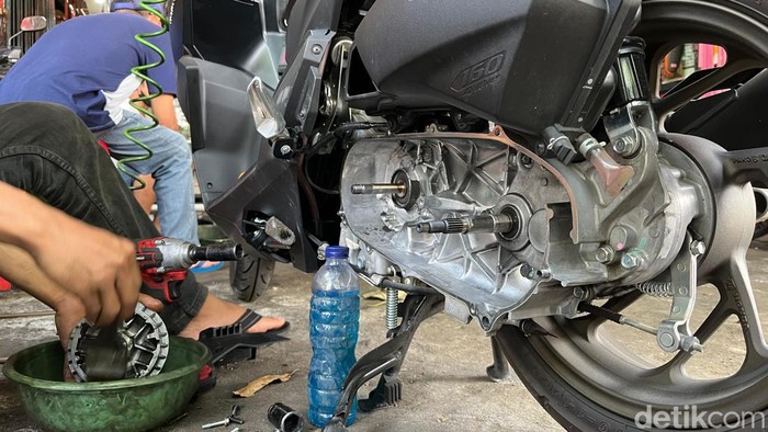 Seorang mekanik tengah membersihkan bagian CVT motor matic di bengkel Delta Jaya Motor, Jagakarsa, Jakarta Selatan.