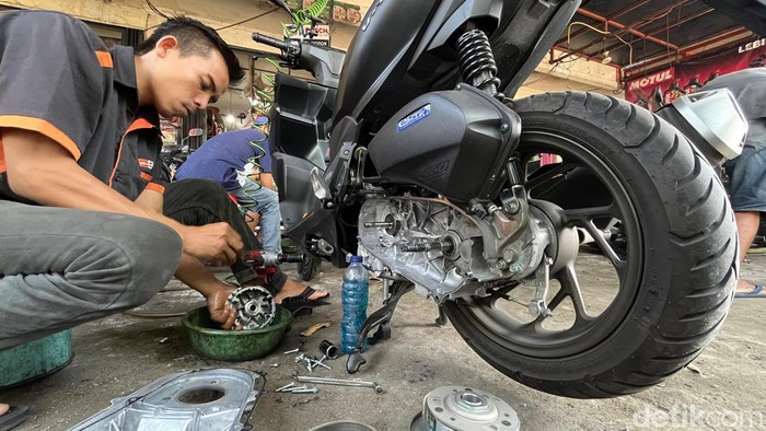 Seorang mekanik tengah membersihkan bagian CVT motor matic di bengkel Delta Jaya Motor, Jagakarsa, Jakarta Selatan.