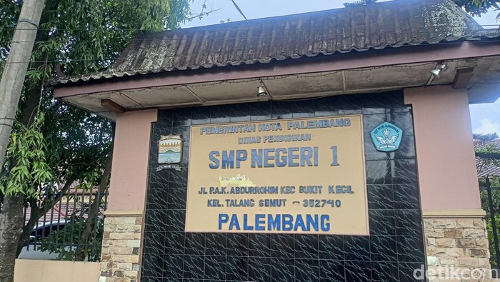 SMP Negeri 1 Palembang.
