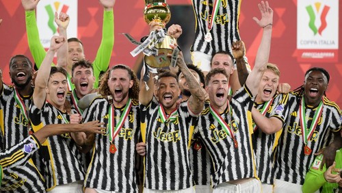 Soccer Football - Coppa Italia - Final - Atalanta v Juventus - Stadio Olimpico, Rome, Italy - May 15, 2024 Juventus Danilo lifts the trophy with teammates after winning the Coppa Italia final REUTERS/Daniele Mascolo