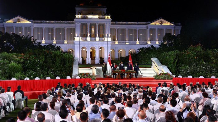Singapore's Deputy Prime Minister and Minister of Finance Lawrence Wong is sworn in as Singapore's fourth Prime Minister next to Singapore's President Tharman Shanmugaratnam and Chief Justice Sundaresh Menon at the Istana, in Singapore, May 15, 2024. REUTERS/Edgar Su/Pool