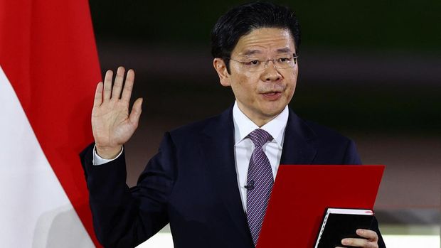 Singapore's Deputy Prime Minister and Minister of Finance Lawrence Wong is sworn in as Singapore's fourth Prime Minister next to Singapore's President Tharman Shanmugaratnam and Chief Justice Sundaresh Menon at the Istana, in Singapore, May 15, 2024. REUTERS/Edgar Su/Pool