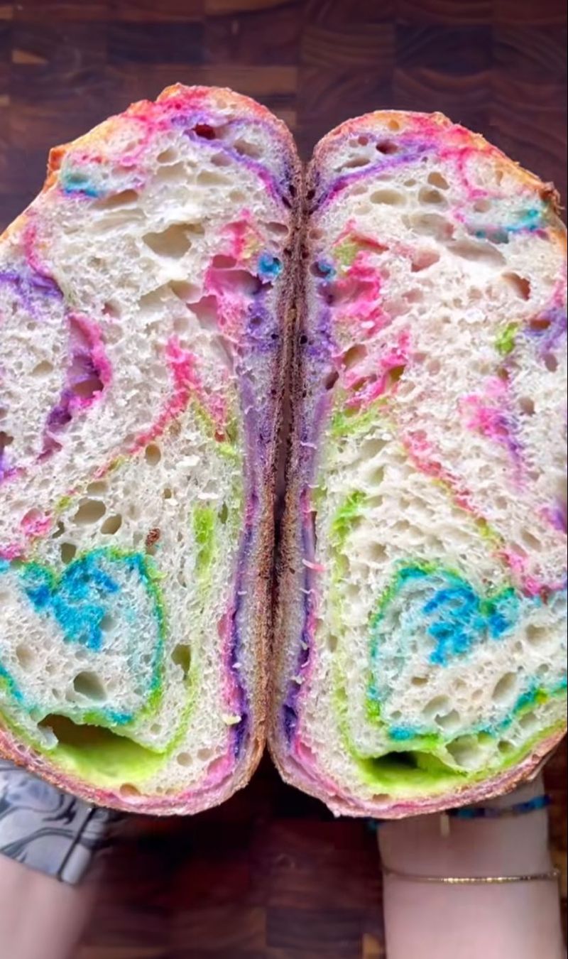 Sourdough cantik dengan pola warna pelangi