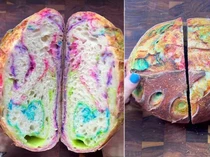 Kreatif Baker Ini Membuat Sourdough Warna-warni Pelangi yang Cantik