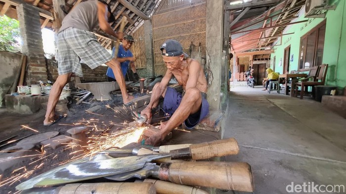Suasana produksi pisau dan alat pertanian di tempat Sarjono, Karangasem, Gilangharjo, Pandak, Bantul, Kamis (16/5/2024).
