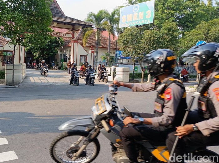 Suasana SMKN 3 Jogja usai ricuh penembakan petasan, Kamis sore (16/5/2024).