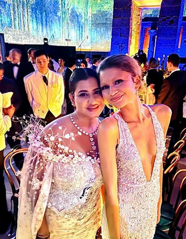 Inilah penampilan Sudha Reddy bersama Zendaya di Met Gala. Sudha telah lama menjadi pendukung Institut Kostum Met dan pemrograman seni India Selatan di museum itu. Foto: dok. Instagram @sudhareddy.official