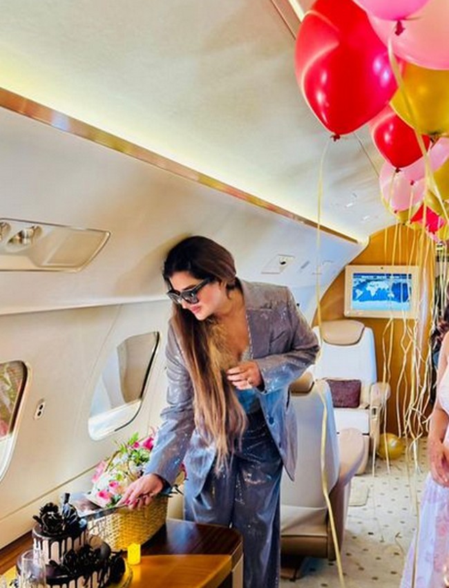 Sudha dikenal dengan gaya hidup mewahnya. Bepergian ke luar negeri, Sudha akan menggunakan private jet-nya. Foto: dok. Instagram @sudhareddy.official