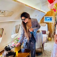 Sudha dikenal dengan gaya hidup mewahnya. Bepergian ke luar negeri, Sudha akan menggunakan private jet-nya. Foto: dok. Instagram @sudhareddy.official
