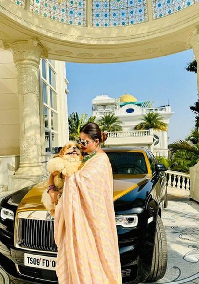 Ia pun memiliki mobil Roll Royce khusus yang dibuat untuknya. Foto: dok. Instagram @sudhareddy.official