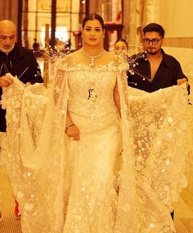 Berlian besarnya itu senilai  US$ 10 juta atau sekitar Rp 160 miliar. Kalung tersebut dihiasi dengan empat berlian besar berbentuk hati dan terhubung oleh 21 berlian bulat yang berkilauan. Foto: dok. Instagram @sudhareddy.official