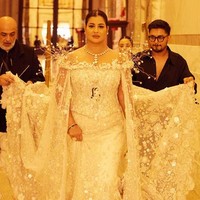 Berlian besarnya itu senilai  US$ 10 juta atau sekitar Rp 160 miliar. Kalung tersebut dihiasi dengan empat berlian besar berbentuk hati dan terhubung oleh 21 berlian bulat yang berkilauan. Foto: dok. Instagram @sudhareddy.official