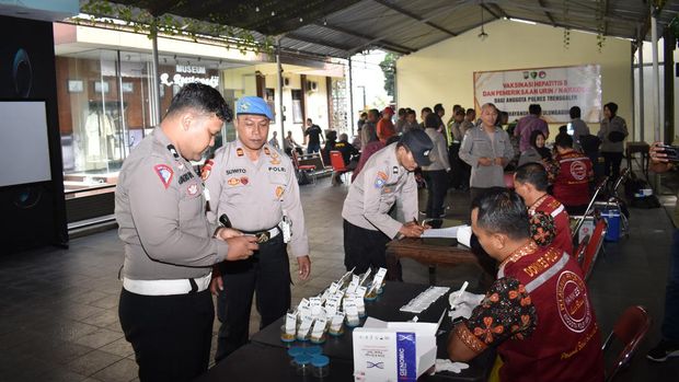 suntikan vaksinasi Hepatitis B untuk personel polres trenggalek