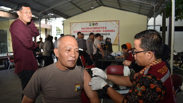 suntikan vaksinasi Hepatitis B untuk personel polres trenggalek