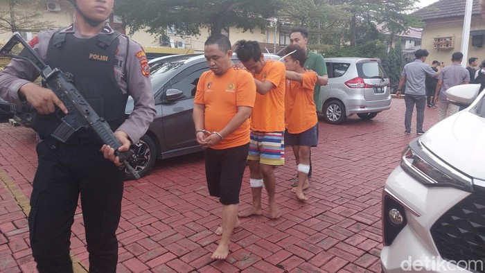 Tampang maling mobil yang membenturkan korban ke tiang listrik di Bogor (Sholihin/detikcom)