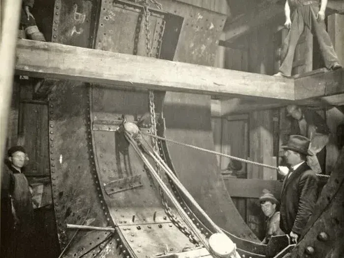 Tampilan cerobong asap dari kereta bawah tanah di rumah palsu di New York.