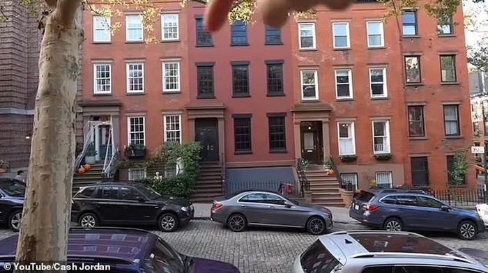 Tampilan depan rumah palsu di New York yang di bawahnya terhubungnya kereta bawah tanah.
