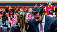Sidang tersebut berlangsung lebih dari dua jam, dengan anggota komite dan siswa berbagi pemikiran mereka mengenai protes sekolah yang terjadi di seluruh negeri.