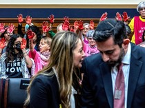 Tangan-tangan Merah Iringi Sidang soal Demo Bela Palestina di Kampus AS