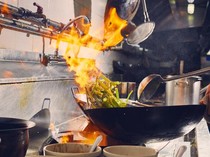 Teknik Flambe Bisa Dibuat Halal Tanpa Alkohol, Ini Caranya!