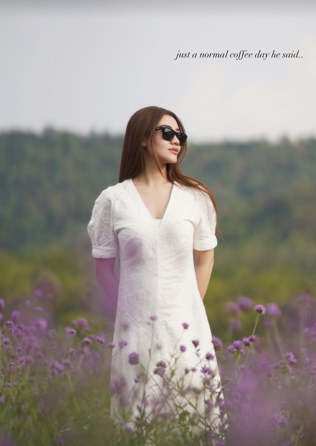 Besok aku jemput habis subuh, besok kamu istirahat aja ya dari media sosial, kita ngopi aja seharian, tulis adik Atta Halilintar itu di undangan yang Aaliyah dapat. Rupanya, perjalanan tersebut menggunakan sebuah pesawat dan berujung dengan ajakan menikah. (Foto: Instagram/@thariqhalilintar)