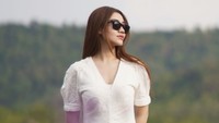 Aaliyah terlihat cantik dengan balutan baju putih yang dikelilingi oleh bunga. (Foto: Instagram/@thariqhalilintar)
