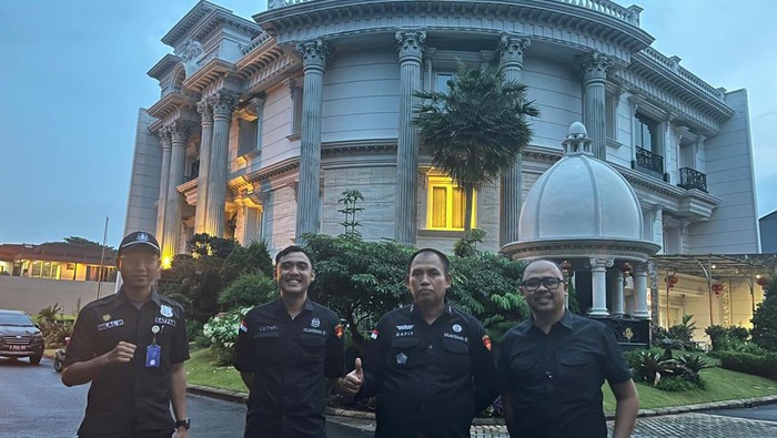 Tim Kejaksaan Agung saat menyita rumah mewah milik salah satu tersangka kasus korupsi timah (dok. Kejagung)