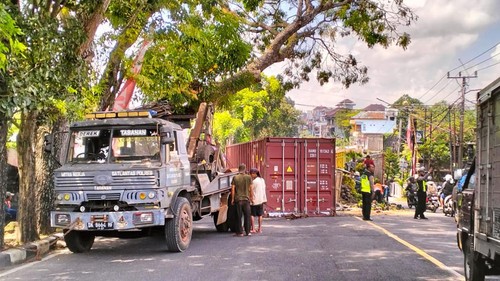 ruk kontainer dan mobil pick up bermuatan tanaman terlibat kecelakaan di Jalan Raya Gilimanuk-Denpasar pada Kamis (16/5/2024) pagi.