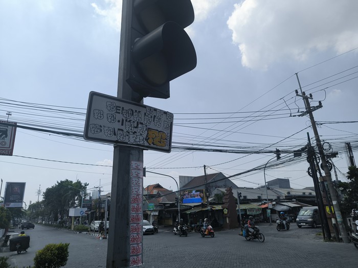Vandalisme rambu lalin di Gresik