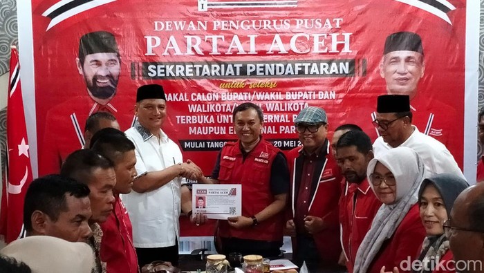 Wakapolda Aceh Brigjen Armia Fahmi menerima secara simbolis KTA Partai Aceh. (Agus Setyadi/detikSumut)