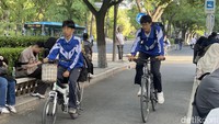Nyaris tidak ditemukan generasi muda dengan bobot tubuh berlebih. Selain aktivitas berjalan kaki lebih dari 10 ribu langkah setiap hari, bersepeda juga menjadi transportasi yang sangat umum di Beijing. (Foto: DetikHealth/Nafilah Sri Sagita K)