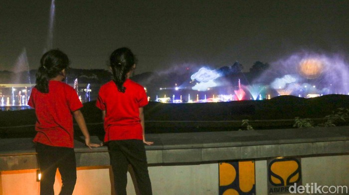 Pertunjukan air mancur menari (dancing fountain) di Taman Mini Indonesia Indah (TMII) hadir menghibur pengunjung. Atraksi ini masuk ke dalam daftar 5 air mancur menari terbaik di dunia.
