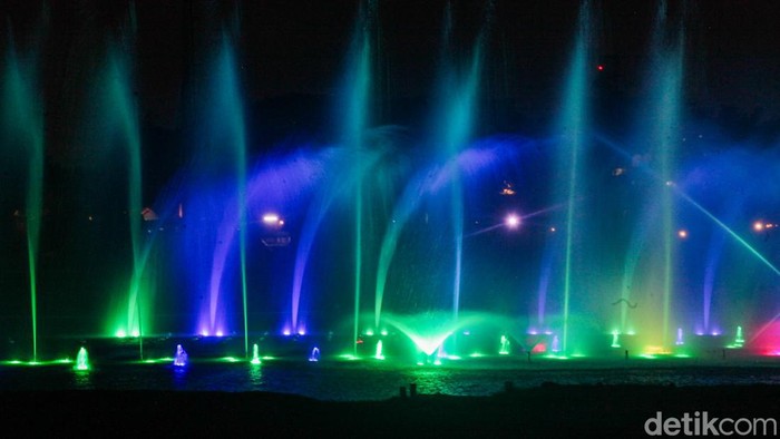 Warna-warni Dancing Fountain 'Tirta Cerita' TMII Pertunjukan air mancur menari (dancing fountain) di Taman Mini Indonesia Indah (TMII) hadir menghibur pengunjung. Atraksi ini masuk ke dalam daftar 5 air mancur menari terbaik di dunia.