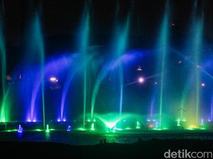 Video: Cerita Keluarga dari Medan Takjub Nonton Dancing Fountain TMII di Tahun Baru