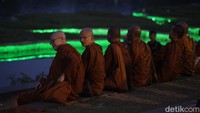 Atraksi ini juga disaksikan Bhikkhu sebelum melanjutkan ritual Thudong menuju Candi Borobudur, Jawa Tengah, dalam rangka Waisak.